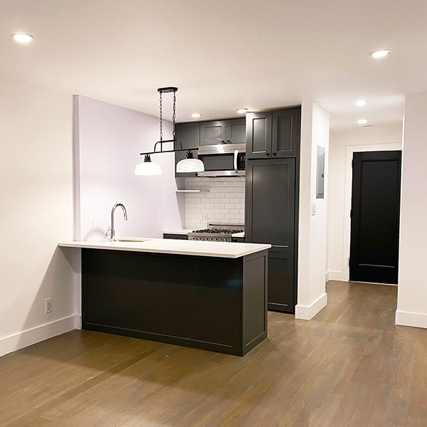 Open-concept #LKRB kitchen with contrasting two-tone custom white Benjamin Moore paint | Photo by Mir Martz